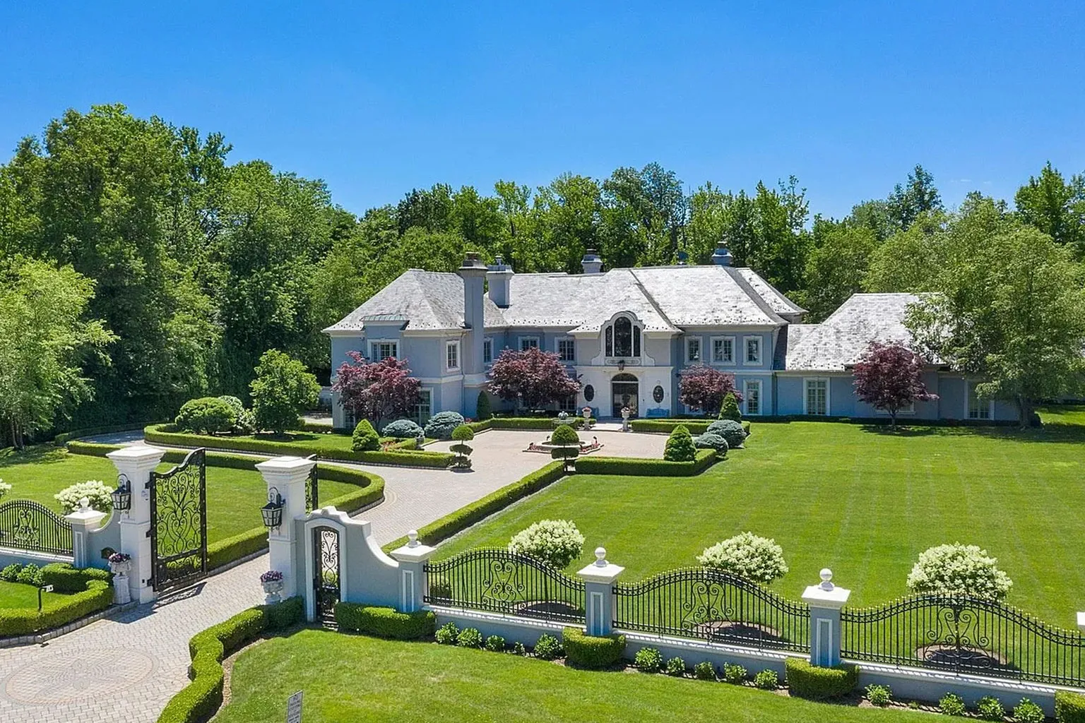 Alpine Estate is Just Minutes from Manhattan